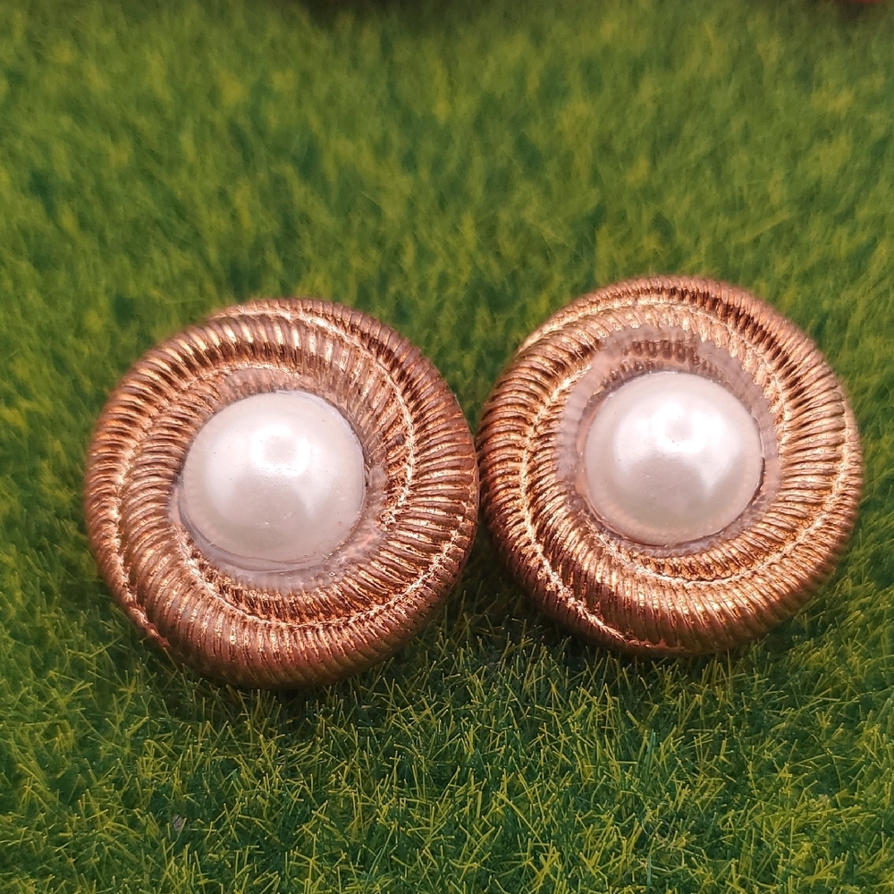 Elegant Pearl Swirl and Gold Tone Nest Earrings E949 Clip On